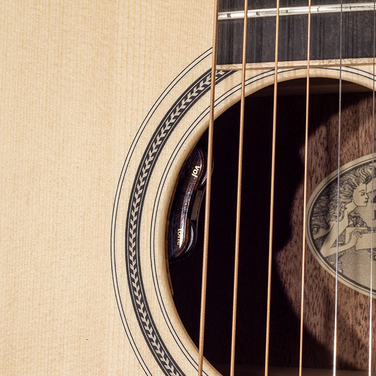 03 Mahogany Larrivee Venetian Ctw Elet