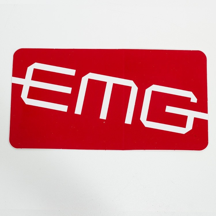 Adesivo rosso EMG con logo bianco