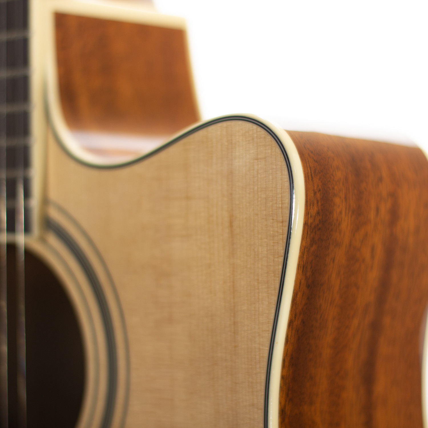 Dreadnought cutaway elettrificata natural