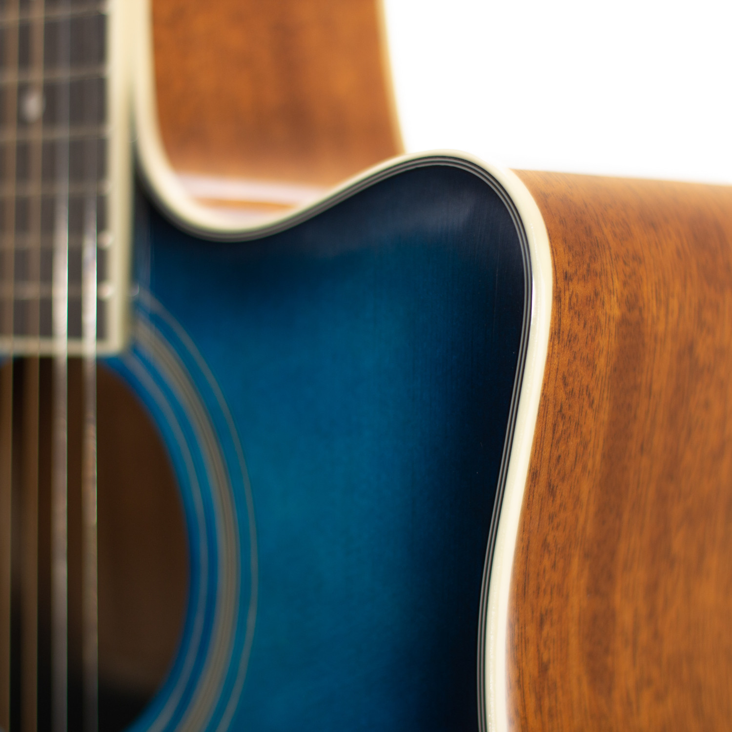 Dreadnought cutaway elettrificata blu